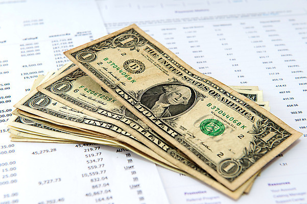 포토 JPG 해외이미지 종이 안경 지폐 돈 비즈니스 탁자 모바일 세포 사람없음 금융 스마트폰 핸드폰 펜 만년필 판매 달러 쪽지 자료 정보 시장 재산 주식 전화기 분석 분수 투자 이익 계산서 구성 세금 수입 셀룰러 해외202004 해외포토 잡화 가구 컨셉 경제 전자제품 스마트기기 필기구 파일형식