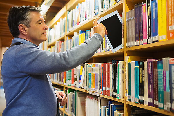 포토 JPG 해외이미지 백인 학생 교육 남자 중년 50대 책장 실내 한명 서기 책 학습 태블릿 독서 쌓기 정보 잡기 도서관 스마트 교과서 흰배경 대학교 페이지 터치스크린 해외202004 해외포토 서양인 1 가구 백그라운드 컨셉 학교 모션 교재 사람 성인 내부 전자제품 스마트기기 흰색 파일형식