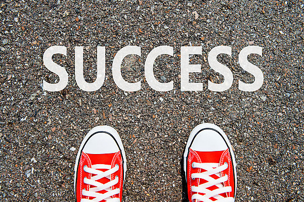 포토 JPG 해외이미지 라이프스타일 도로 길 여행 백그라운드 운동화 신발 컨셉 가이드 발 성공 휴식 거리 서기 사람 사람없음 빨간색 우주 검은색 칠판 청바지 도시 보행로 방향 단계 방법 해외202004 해외포토 직업 컬러 바지 교통시설 모션 생활 신체부위 파일형식