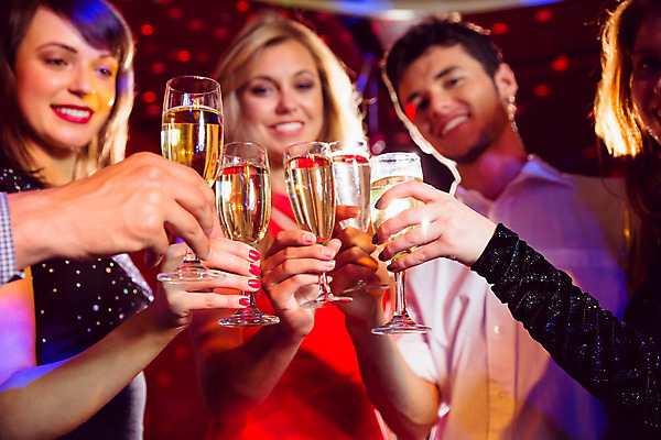 포토 JPG 해외이미지 백인 긴머리 드레스 여자 남자 행복 음료 함께함 실내 사람 이벤트 여러명 20대 성인 파티 우정 축하 잡기 바 화려 샴페인 클럽 흥분 축배 스파클링와인 성인만 유흥 해외202004 해외포토 서양인 헤어스타일 옷 감정 다수 컨셉 모션 주류 청년 내부 친구 탄산 파일형식