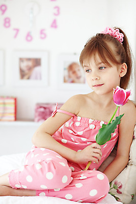 포토 JPG 해외이미지 1 라이프스타일 꽃 행복 어린이 분홍색 생각 아침 주택 실내 한명 사람 유치원 침실 꿈 방 낭만 튤립 흰색 침대 잡기 작음 긍정 해외202004 해외포토 주간 식물 교육 감정 컬러 가구 컨셉 모션 내부 건물 생활 크기 파일형식