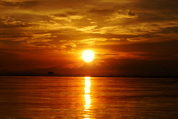 포토 JPG 해외이미지 바다 백그라운드 자연 하늘 풍경 사람없음 빨간색 빛 햇빛 태양 반사 노란색 일출 황혼 일몰 수평선 해외202004 해외포토 자연요소 컬러 노을 생태계 파일형식