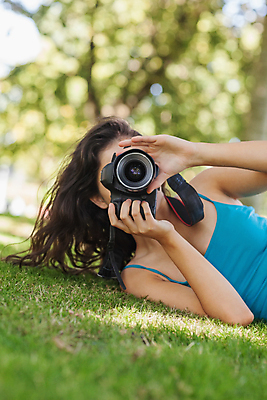 포토 JPG 해외이미지 공원 여자 한명 들기 상반신 청년 성인 취미 야외 앞모습 눕기 사진촬영 성인여자한명만 해외202004 해외포토 1 공공시설 뷰포인트 모션 사람 촬영 여자한명만 성인여자만 파일형식