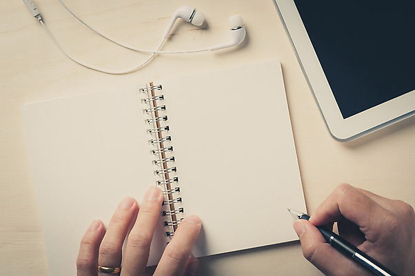 포토 JPG 해외이미지 라이프스타일 손 디자인 남자 종이 백그라운드 모바일 아이디어 신체부위 펜 다이어리 공책 해외202004 해외포토 컨셉 문구용품 사람 생활 필기구 사무용품 파일형식