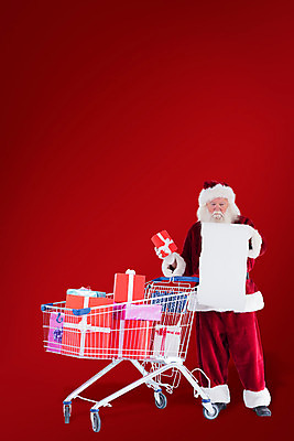포토 JPG 해외이미지 전신 노년 남자 종이 크리스마스 한명 들기 옆모습 빨간색 선물상자 쇼핑 산타클로스 쇼핑카 노인남자한명만 해외202004 해외포토 1 기념일 뷰포인트 컬러 모션 선물 사람 성인 상자 카트 남자한명만 노인남자만 파일형식
