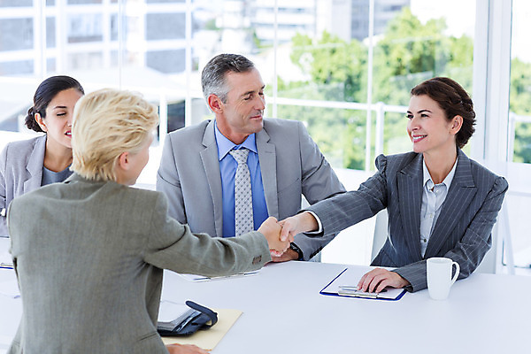 포토 JPG 해외이미지 백인 응시 여자 남자 40대 중년 50대 악수 실내 미소 앉기 여러명 상반신 20대 성인 사무실 비즈니스우먼 면접 해외202004 해외포토 서양인 시선 다수 비즈니스 모션 표정 사람 손짓 청년 내부 직장인 파일형식