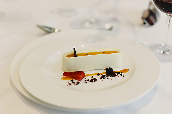 포토 JPG 해외이미지 식기 접시 음식 결혼 탁자 이벤트 사람없음 파티 요식업 식당 식사 저녁식사 낭만 흰색 축하 우아함 맛 먹기 서비스 메뉴 설정 점심식사 식욕 진짜 해외202004 해외포토 산업 컬러 가구 컨셉 모션 상점 파일형식