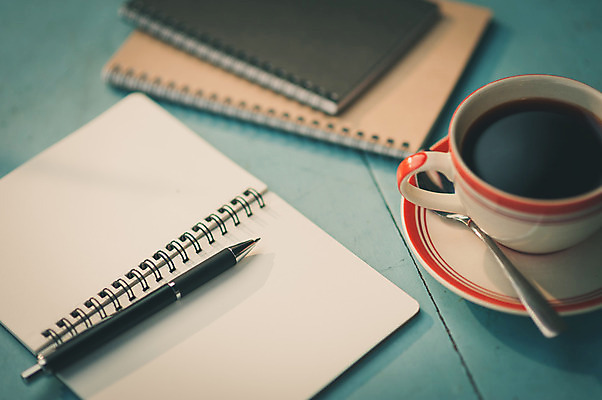 포토 JPG 해외이미지 라이프스타일 종이 커피 음료 백그라운드 탁자 휴식 아이디어 사람없음 컵 펜 다이어리 공책 카페 해외202004 해외포토 식기 가구 컨셉 문구용품 생활 필기구 상점 사무용품 파일형식