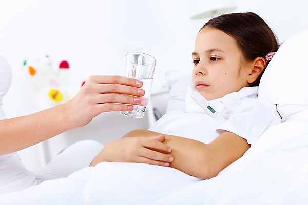 포토 JPG 해외이미지 백인 손 응시 여자 딸 어린이 휴식 실내 건강 한명 사람 상반신 옆모습 신체부위 눕기 침실 환자 열 질병 간호 물컵 돌봄 인플루엔자 의료성형뷰티 소녀한명만 해외202004 해외포토 서양인 1 시선 뷰포인트 컨셉 의학 가족 모션 내부 컵 바이러스 여자한명만 소녀만 파일형식