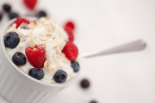 포토 JPG 해외이미지 사람없음 숟가락 달콤 크림 흰배경 블루베리 산딸기 블러 해외202004 해외포토 백그라운드 과일 수저 흰색 맛 파일형식