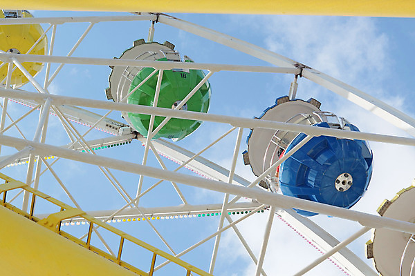 포토 JPG 해외이미지 주간 행복 하늘 휴식 사람없음 야외 맑음 놀이공원 주말 대관람차 해외202004 해외포토 자연요소 감정 컨셉 날씨 테마파크 놀이기구 파일형식