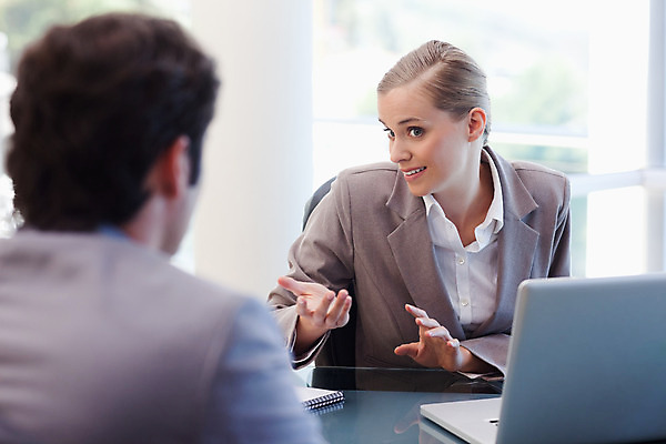 포토 JPG 해외이미지 응시 여자 남자 앉기 손짓 상반신 20대 성인 두명 30대 노트북 사무실 비즈니스맨 비즈니스우먼 면접 성인만 해외202004 해외포토 시선 비즈니스 모션 사람 청년 장년 전자제품 직장인 파일형식