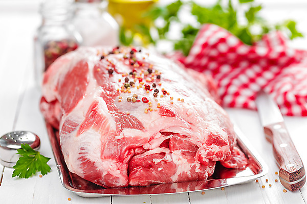 포토 JPG 해외이미지 음식 백그라운드 재료 탁자 육류 돼지고기 스테이크 요리 사람없음 목재 빨간색 주방 흰색 신선 큼 자르기 허리 향신료 준비 날것 목 후추 양고기 고립 단백질 등심 생식 정육점 해외202004 해외포토 나무 컬러 가구 식재료 모션 서양음식 신체부위 상점 크기 영양소 향미료 파일형식