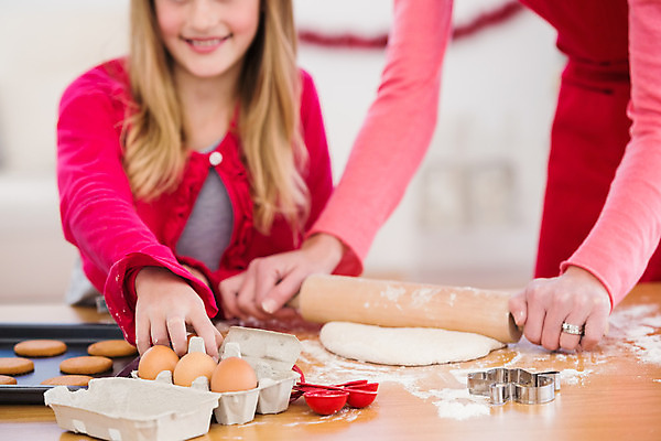 포토 JPG 해외이미지 백인 라이프스타일 여자 딸 행복 크리스마스 가정 가족 엄마 함께함 실내 사랑 미소 성인 두명 30대 쿠키 축제 앞치마 축하 아기 굽기 반죽 만들기 밀가루 밀대 해외202004 해외포토 서양인 기념일 감정 컨셉 관계 모션 주방용품 디저트 표정 사람 내부 생활 장년 가루 구이 파일형식