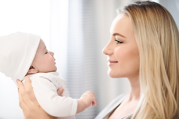 포토 JPG 해외이미지 백인 응시 여자 행복 가족 안기 엄마 함께함 실내 사랑 사람 상반신 성인 두명 옆모습 육아 아기 잡기 돌봄 의료성형뷰티 들어올리기 해외202004 해외포토 서양인 시선 감정 뷰포인트 컨셉 관계 모션 내부 파일형식