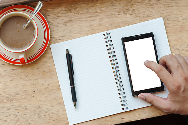 포토 JPG 해외이미지 라이프스타일 손 남자 커피 음료 백그라운드 휴식 신체부위 컵 스마트폰 펜 다이어리 공책 카페 작업 에스프레소 해외202004 해외포토 식기 컨셉 문구용품 사람 생활 핸드폰 스마트기기 필기구 상점 사무용품 파일형식