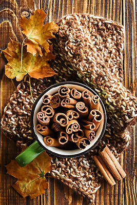 포토 JPG 해외이미지 음식 백그라운드 재료 탁자 요리 사람없음 갈색 주방 가을 조미료 막대기 달콤 향신료 향료 향 시나몬 해외202004 해외포토 계절 컬러 가구 맛 향기 냄새 향미료 파일형식