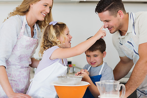 포토 JPG 해외이미지 백인 라이프스타일 커플 응시 여자 남자 딸 행복 아들 어린이 장난 손가락 가족 탁자 엄마 함께함 실내 사랑 요리 서기 미소 소년 여러명 20대 부모 쿠키 주방 앞치마 터치 사발 아빠 굽기 준비 코 조리대 만들기 밀가루 언니 남동생 해외202004 해외포토 서양인 손 시선 감정 가구 다수 컨셉 관계 모션 디저트 표정 사람 청년 내부 생활 신체부위 사기그릇 가루 구이 자매 동생 파일형식