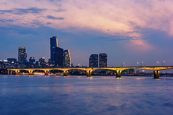 포토 JPG 해외이미지 아시아 여행 비즈니스 건축양식 서울 한국 안테나 동양인 풍경 사람없음 건물 금융 도시풍경 탑 어둠 황혼 새벽 도시 센터 N 도심 야간 저녁 장면 지역 대도시 스카이라인 남쪽 해외202004 해외포토 자연요소 건축물 알파벳 건축 나라 통신 인종 경제 일몰 방향 파일형식