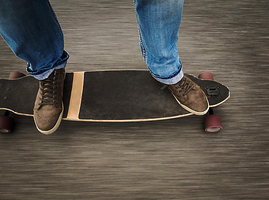 포토 JPG 해외이미지 라이프스타일 공원 남자 문화 스포츠 운동화 신발 십자가 모션 거리 한명 사람 성인 야외 파란색 에너지 스케이팅 하반신 도시 스케이트보드 승차 연습 속도 역동적 스케이터 블러 성인남자한명만 해외202004 해외포토 1 공공시설 컬러 컨셉 겨울스포츠 운동선수 생활 보드_스포츠 남자한명만 성인남자만 파일형식