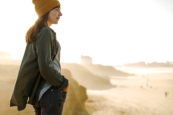 포토 JPG 해외이미지 1 라이프스타일 여자 바다 여행 자연 성공 휴가 한명 사람 풍경 야외 파란색 여행객 걷기 일몰 하이킹 자유 가을 포르투갈 캡모자 하이커 해외202004 해외포토 모자_잡화 계절 유럽 컬러 컨셉 모션 레저 생활 노을 생태계 파일형식