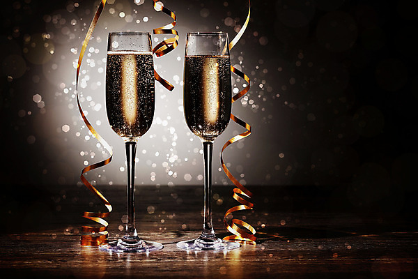 포토 JPG 해외이미지 디자인 기념일 행복 리본 음료 백그라운드 크리스마스 겨울 검은배경 새로움 기념 선물 사랑 사람없음 빛 상자 파티 축제 낭만 축하 알코올 샴페인 샴페인잔 해외202004 해외포토 계절 감정 컨셉 술잔 주류 이벤트 검은색 파일형식