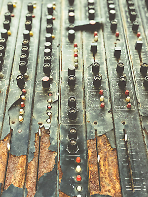 포토 JPG 해외이미지 직업 선 음악 백그라운드 거리 손잡이 사람없음 파란색 디지털 검은색 소리 음악가 장비 수확 기구 도시 판넬 볼륨 혼합 믹서 DJ 묘사 라디오 복고 전자 오디오 먼지 아날로그 시스템 스테레오 위로 관리자 뮤지컬 베이스 섞기 옛날 제어 채널 해외202004 해외포토 컬러 농업 현악기 문화예술 전자제품 파일형식