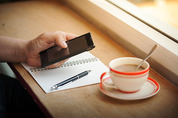 포토 JPG 해외이미지 라이프스타일 손 남자 커피 음료 백그라운드 휴식 신체부위 컵 스마트폰 펜 다이어리 공책 카페 기록 작업 에스프레소 해외202004 해외포토 식기 컨셉 문구용품 사람 생활 핸드폰 스마트기기 필기구 상점 사무용품 파일형식