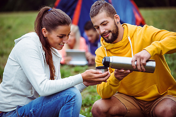 포토 JPG 해외이미지 백인 라이프스타일 커플 여자 남자 행복 커피 자연 함께함 텐트 미소 풍경 여러명 20대 성인 야외 초록색 캠핑 장비 시골 붓기 차 캠핑장 성인만 해외202004 해외포토 서양인 감정 음료 컬러 다수 컨셉 관계 모션 레저 표정 캠핑도구 사람 청년 생활 생태계 파일형식