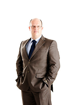 포토 JPG 해외이미지 백인 직업 응시 남자 행복 백그라운드 신체 비즈니스 사업가 성공 노동자 한명 서기 사람 정장 성인 30대 흰색 업무 비즈니스맨 자신감 결심 가득함 스마트 만족 경영자 리더 경영 고립 해외202004 우호적 해외포토 서양인 1 시선 옷 감정 컬러 컨셉 모션 장년 작업 직장인 파일형식