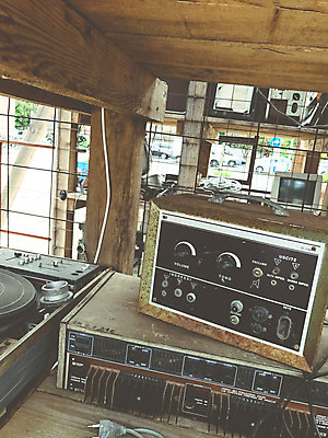 포토 JPG 해외이미지 직업 선 음악 백그라운드 거리 손잡이 사람없음 파란색 디지털 검은색 소리 음악가 장비 수확 기구 도시 판넬 볼륨 혼합 믹서 DJ 묘사 라디오 복고 전자 오디오 먼지 아날로그 시스템 스테레오 위로 관리자 뮤지컬 베이스 섞기 옛날 제어 채널 해외202004 해외포토 컬러 농업 현악기 문화예술 전자제품 파일형식