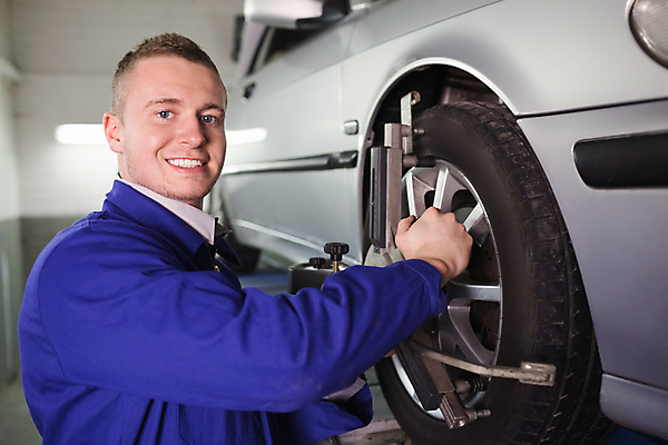 포토 JPG 해외이미지 백인 응시 남자 행복 교통시설 자동차 노동자 실내 한명 20대 성인 공구 나사 작업 바퀴 원형 작업실 기술자 수리 서비스 타이어 작업도구 엔진 정비공 교체 설치 성인남자한명만 해외202004 해외포토 도형 서양인 직업 1 시선 감정 육상교통 교통 사람 청년 내부 도구 시설 남자한명만 성인남자만 파일형식