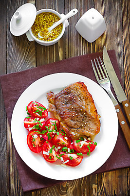 포토 JPG 해외이미지 접시 음식 토마토 채소 부분 파슬리 마늘 육류 돼지고기 스테이크 요리 비프스테이크 사람없음 빛 식당 식사 저녁식사 샐러드 소고기 튀김 흰색 신선 그릴 바비큐 굽기 먹기 허리 준비 양고기 점심식사 등심 절임 해외202004 해외포토 레이스천 식기 컬러 식재료 모션 주방용품 서양음식 신체부위 상점 직물 구이 파일형식
