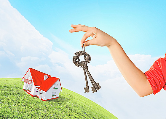 포토 JPG 해외이미지 손 열쇠 주택 들기 건물 신체부위 도시 재산 대출 부동산중개인 해외202004 해외포토 건축물 모션 부동산 사람 금융 중개인 파일형식