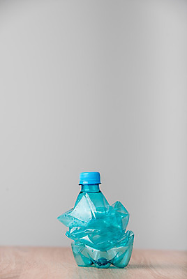 포토 JPG 해외이미지 사람없음 재활용 오염 쓰레기 폐기물 플라스틱 플라스틱병 해외202004 해외포토 재질 친환경 병_담는 파일형식