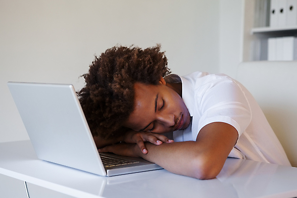 포토 JPG 해외이미지 직업 남자 셔츠 비즈니스 휴식 직장 실내 피곤 한명 사람 앉기 20대 노트북 컴퓨터 사무실 잠 비즈니스맨 책상 낮잠 업무과다 해외202004 해외포토 1 가구 컨셉 상의 회사 모션 청년 내부 전자제품 업무 직장인 파일형식