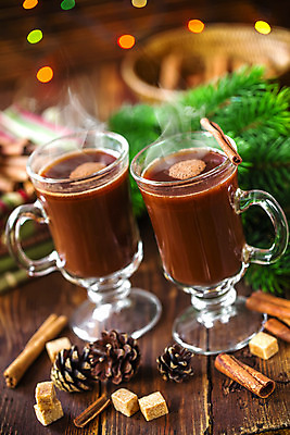 포토 JPG 해외이미지 행복 커피 음료 음식 겨울 유리 탁자 디저트 따뜻함 사람없음 컵 빨간색 초콜릿 거품 머그컵 축하 뜨거움 액체 달콤 코코아 카카오 맛있는 해외202004 해외포토 식기 계절 감정 컬러 가구 컨셉 재질 맛 파일형식