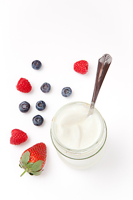 포토 JPG 해외이미지 스튜디오촬영 딸기 사람없음 숟가락 달콤 흰배경 블루베리 산딸기 요거트 해외202004 해외포토 백그라운드 과일 유제품 수저 실내 흰색 맛 파일형식
