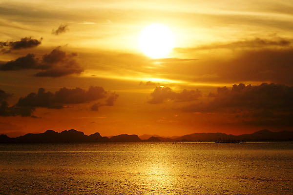 포토 JPG 해외이미지 바다 백그라운드 자연 하늘 풍경 사람없음 빨간색 빛 햇빛 태양 반사 노란색 일출 황혼 일몰 수평선 해외202004 해외포토 자연요소 컬러 노을 생태계 파일형식