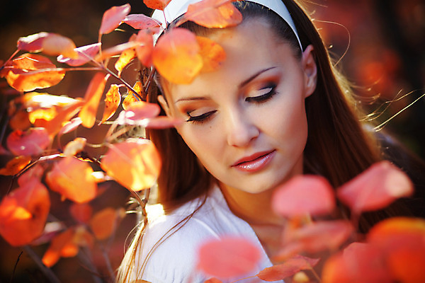포토 JPG 해외이미지 모델 응시 여자 얼굴 잎 한명 사람 성인 야외 빨간색 청춘 가을 신선 피부 입술 성인여자한명만 해외202004 해외포토 식물 1 시선 계절 컬러 컨셉 신체부위 여자한명만 성인여자만 파일형식