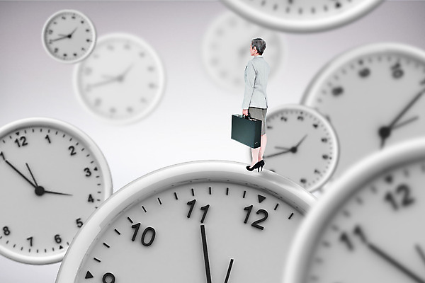 포토 JPG 해외이미지 백인 여자 시계 중년 50대 백그라운드 서류가방 한명 서기 빛 회색 흰색 잡기 시간 비즈니스우먼 마감 카운트다운 해외202004 해외포토 서양인 1 컬러 가방 비즈니스 모션 사람 성인 직장인 파일형식