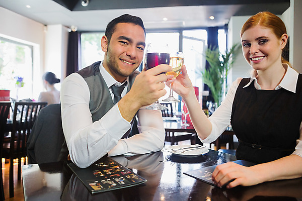 포토 JPG 해외이미지 백인 응시 여자 남자 행복 와인잔 성공 넥타이 함께함 실내 미소 앉기 20대 세명 식당 축하 알코올 바 직장인 비즈니스맨 비즈니스우먼 고급 우아함 검은머리 레드와인 화이트와인 동료 직원 빨간머리 축배 해외202004 해외포토 서양인 직업 헤어스타일 시선 잡화 감정 컨셉 술잔 비즈니스 관계 모션 표정 사람 청년 내부 상점 와인 파일형식