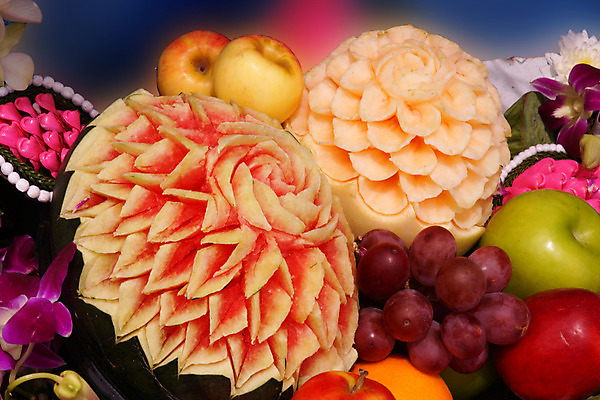 포토 JPG 해외이미지 접시 꽃 음식 조각 결혼 잎 꽃무늬 채소 과일 탁자 디저트 수박 창조 사람없음 장식 빨간색 초록색 물 장미 표현 신선 달콤 멜론 식용 접수 특별함 해외202004 해외포토 자연요소 식물 식기 컬러 가구 컨셉 무늬 이벤트 맛 파일형식