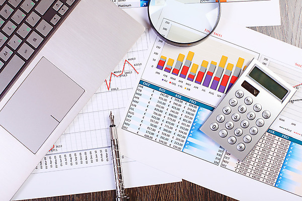 포토 JPG 해외이미지 종이 컨셉 회사 비즈니스 통계 탁자 그래프 직장 사람없음 사무실 펜 볼펜 자료 계산기 정보 키보드 업무 계획 오브젝트 보고서 문서 해외202004 해외포토 가구 문구용품 필기구 장비 작업 파일형식