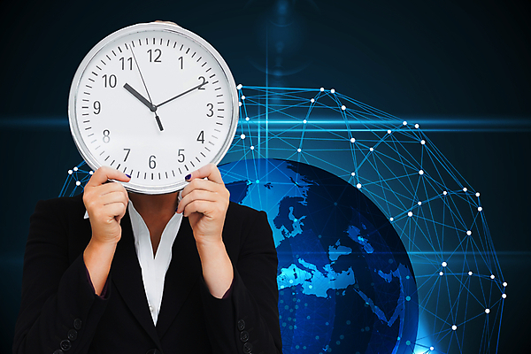 포토 JPG 해외이미지 백인 디자인 여자 시계 한명 20대 컴퓨터그래픽 파란색 빛 컴퓨터 디지털 검은색 잡기 시간 비즈니스우먼 기하학 숨기 해외202004 해외포토 서양인 1 컬러 무늬 비즈니스 모션 사람 청년 그래픽 전자제품 직장인 파일형식