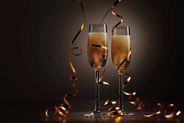 포토 JPG 해외이미지 디자인 기념일 행복 리본 음료 백그라운드 크리스마스 겨울 검은배경 새로움 기념 선물 사랑 사람없음 빛 상자 파티 축제 낭만 축하 알코올 샴페인 샴페인잔 해외202004 해외포토 계절 감정 컨셉 술잔 주류 이벤트 검은색 파일형식