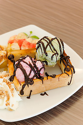 포토 JPG 해외이미지 접시 음식 빵 분홍색 딸기 아이스크림 디저트 사람없음 초록색 갈색 노란색 초콜릿 흰색 달콤 아침식사 크림 시럽 해외202004 해외포토 식기 컬러 과일 식사 맛 파일형식