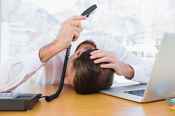 포토 JPG 해외이미지 백인 남자 40대 중년 셔츠 비즈니스 휴식 스트레스 직장 실내 한명 사람 앉기 노트북 컴퓨터 사무실 짜증 비즈니스맨 전화기 책상 업무과다 해외202004 해외포토 서양인 1 감정 가구 컨셉 상의 회사 모션 성인 내부 전자제품 업무 직장인 파일형식