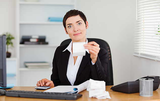 포토 JPG 해외이미지 백인 손 응시 여자 종이 컨셉 돈 비즈니스 탁자 갈색머리 한명 사람 앉기 성인 금융 사무실 펜 계산기 흰색 기록 업무 비즈니스우먼 계산 책상 회계 계산서 경영 계좌 세금 심각 해외202004 해외포토 서양인 1 헤어스타일 시선 컬러 가구 모션 문구용품 신체부위 경제 필기구 장비 작업 직장인 재산 파일형식