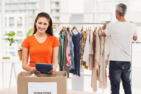포토 JPG 해외이미지 백인 직업 옷 여자 남자 행복 비즈니스 실내 20대 성인 두명 30대 상자 태블릿 봉사 도움 직장인 비즈니스맨 비즈니스우먼 복지 동료 기부 돌봄 참여 자선단체 해외202004 해외포토 서양인 감정 컨셉 관계 모션 사람 청년 내부 장년 전자제품 스마트기기 그룹 사회이슈 자선 파일형식